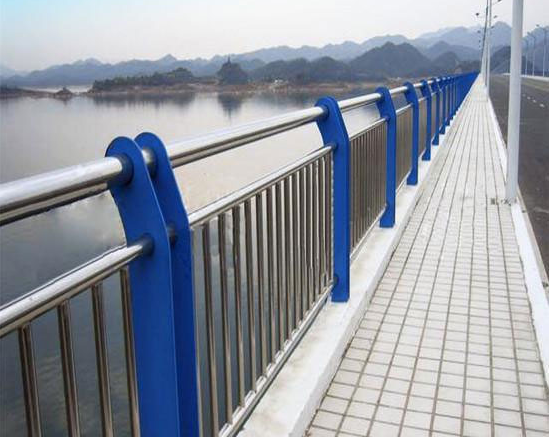 氟碳漆如何應(yīng)該用護(hù)欄上